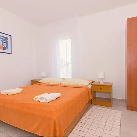 1 Bedroom Gorgeous In Pirovac